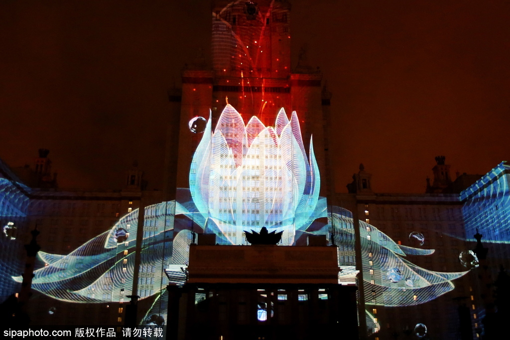 俄羅斯“光之環(huán)”國(guó)際燈光節(jié) 炫目燈光投向莫斯科各大名勝建筑