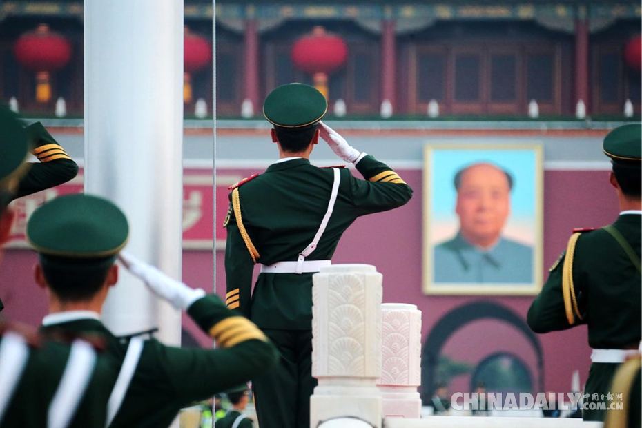 天安門廣場舉行國慶升旗儀式 超過10萬名群眾現場觀看