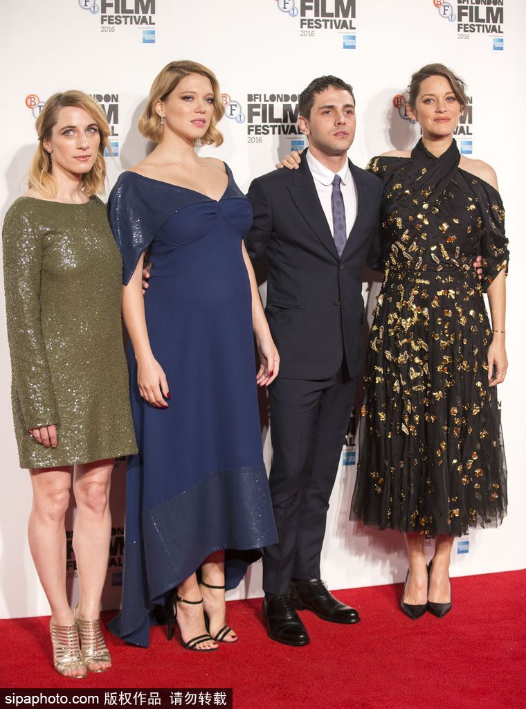 蕾雅·賽杜&瑪麗昂·歌迪亞雙雙挺孕肚宣傳電影 導演多蘭被戲稱為“送子觀音”