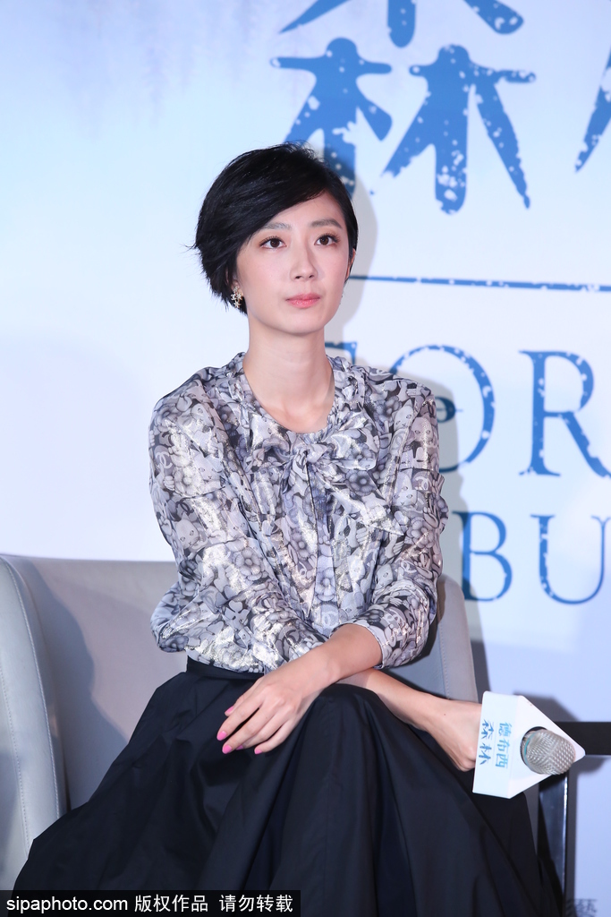 桂綸鎂亮相電影《德布西森林》活動 穿黑色長裙優(yōu)雅又知性