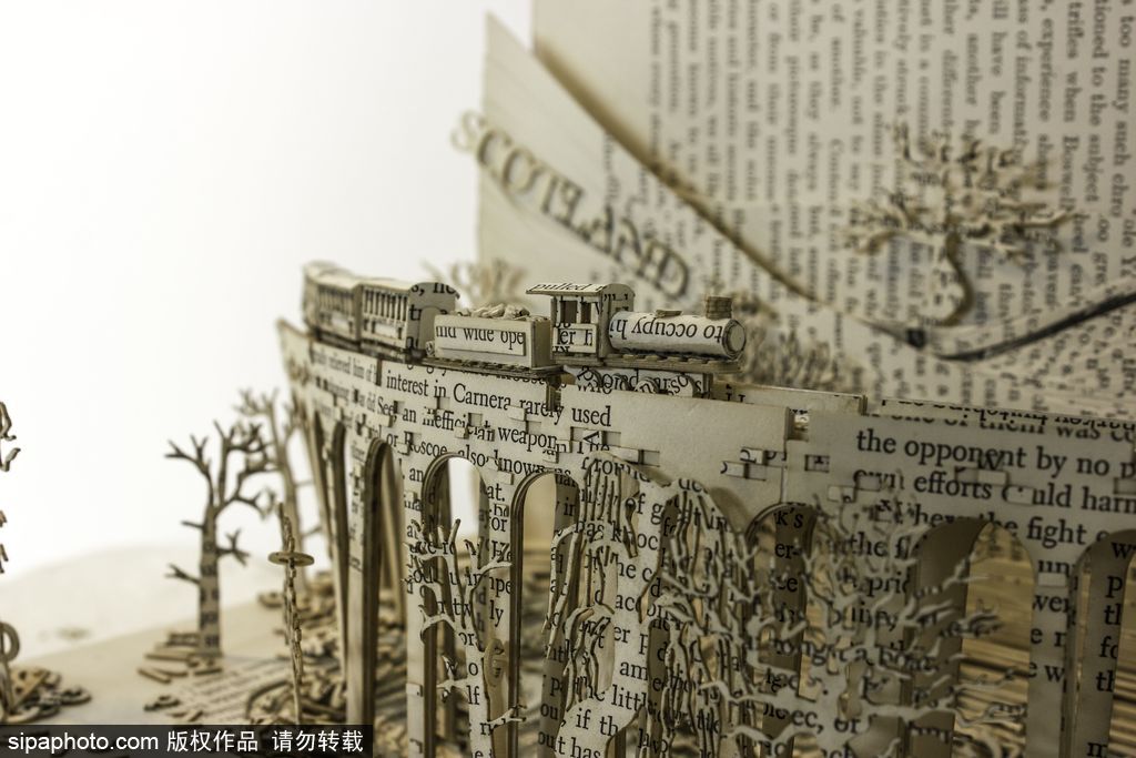 英國設計師打造立體書頁雕塑 重現哈利波特經典場景