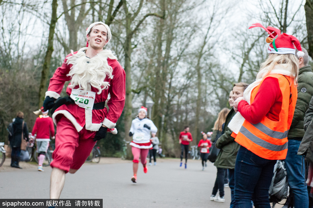 荷蘭舉辦“最丑毛衣跑” 民眾展示奇葩巨丑毛衣