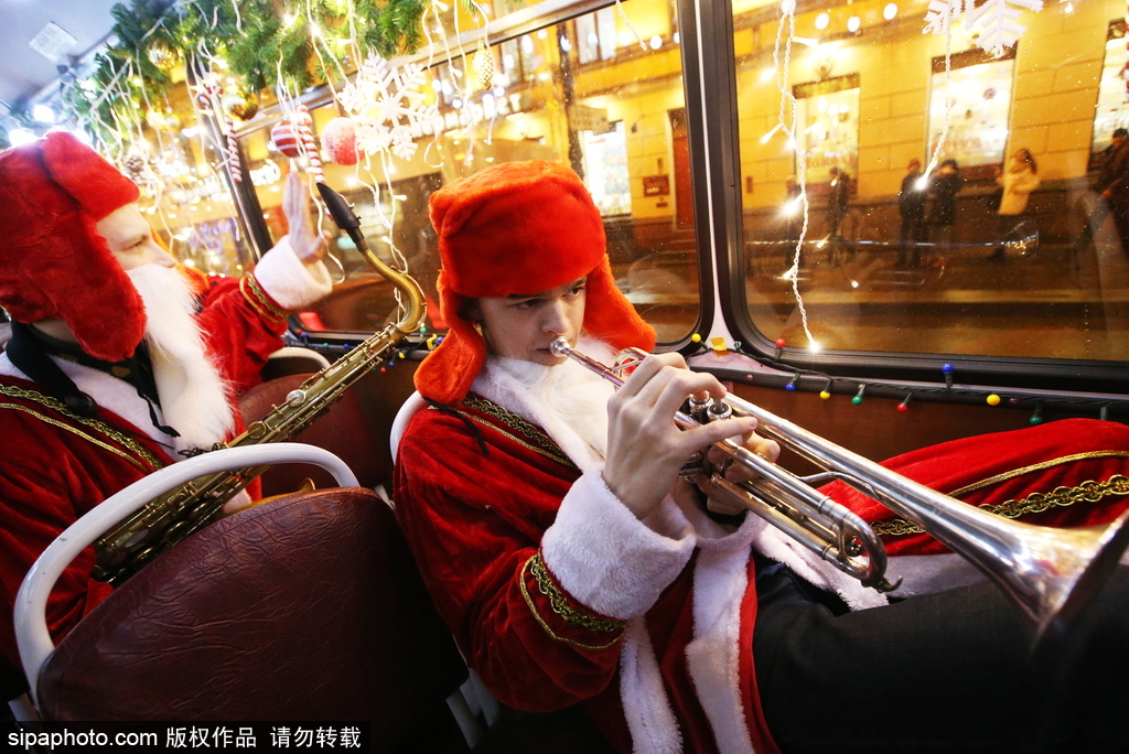 狂歡音樂巴士現身圣彼得堡 “圣誕老人”一路演奏氣氛超嗨