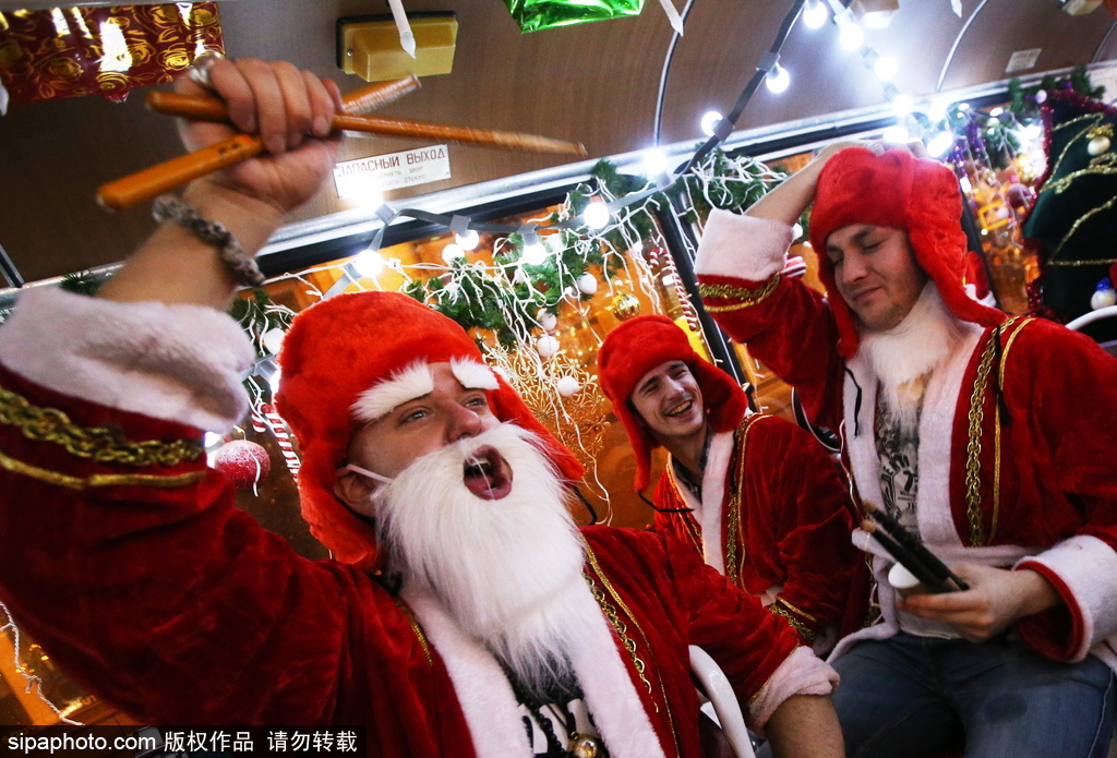 狂歡音樂巴士現(xiàn)身圣彼得堡 “圣誕老人”一路演奏氣氛超嗨