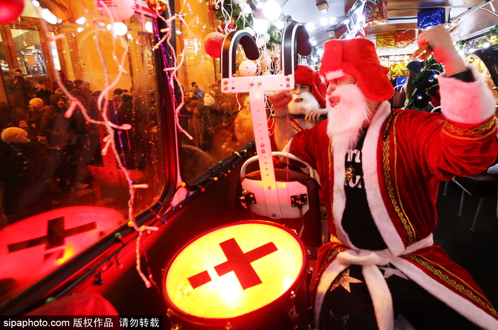狂歡音樂巴士現身圣彼得堡 “圣誕老人”一路演奏氣氛超嗨