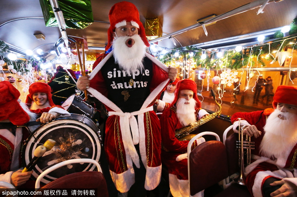 狂歡音樂巴士現身圣彼得堡 “圣誕老人”一路演奏氣氛超嗨
