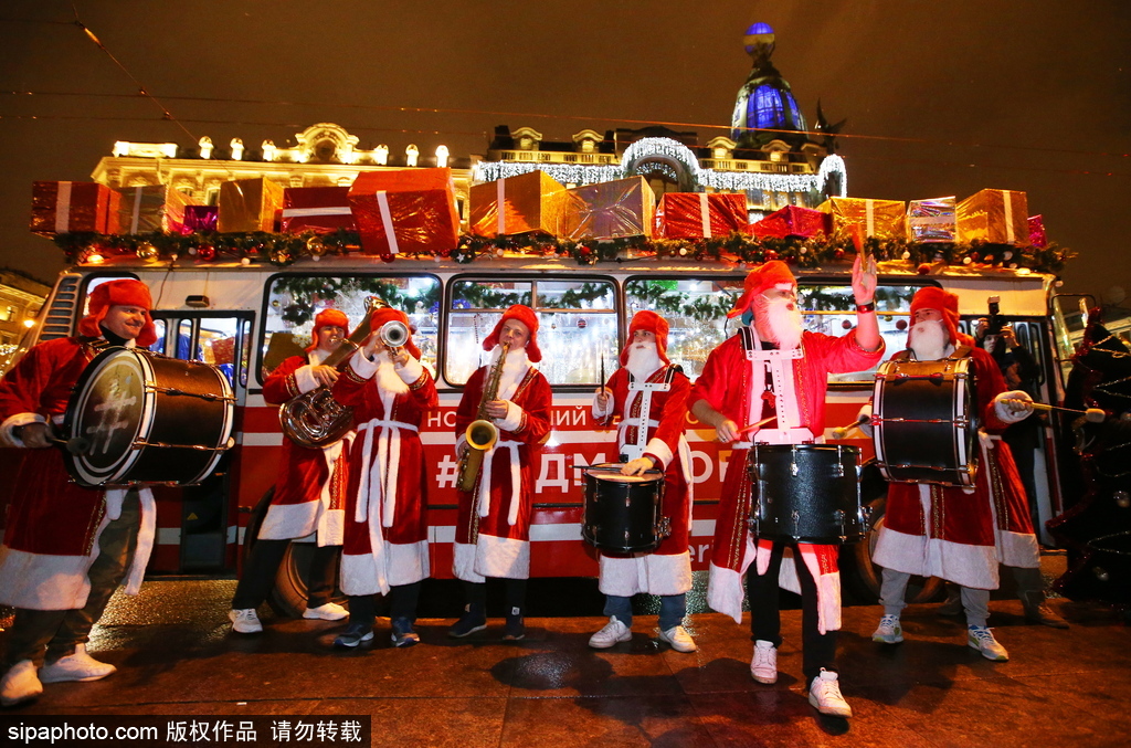 狂歡音樂巴士現身圣彼得堡 “圣誕老人”一路演奏氣氛超嗨