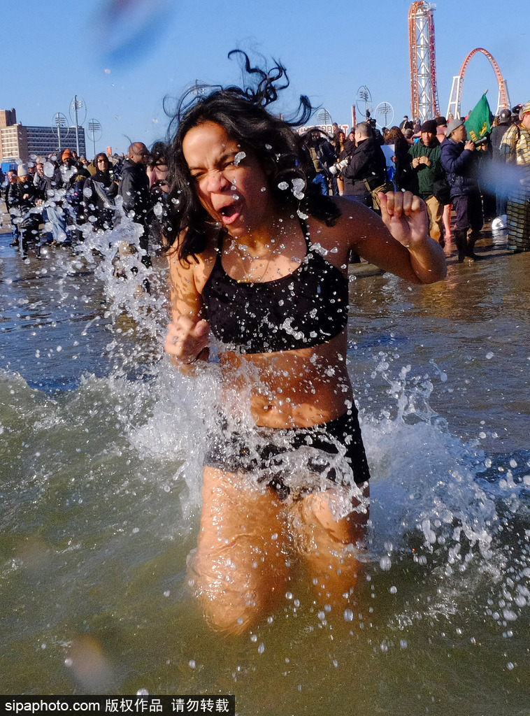 紐約“北極熊冬泳”熱辣來(lái)襲 不懼嚴(yán)寒high翻新年