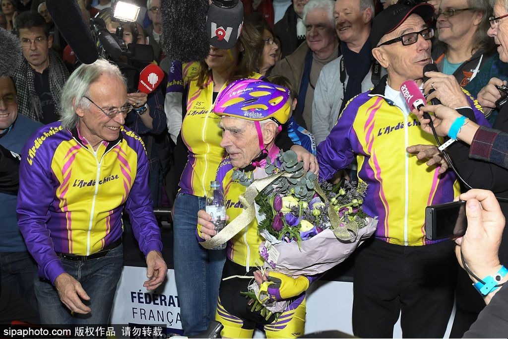 再創(chuàng)奇跡！法國105歲老人打破自行車世界紀錄