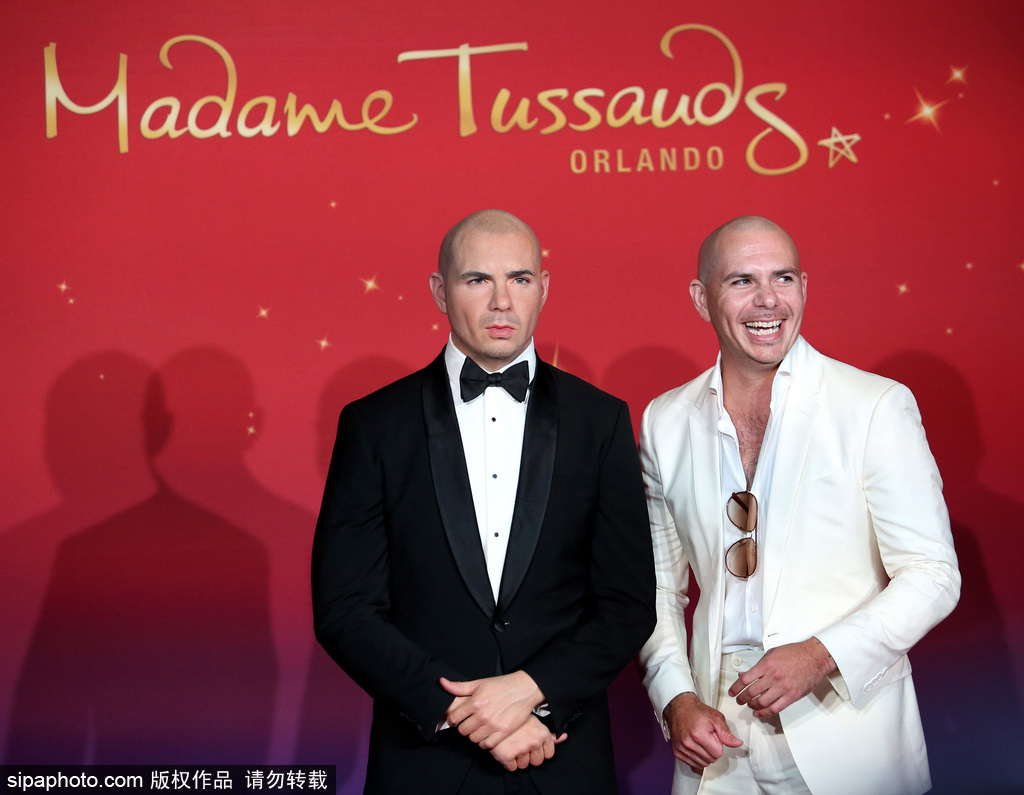 鹿晗蠟像被親掉色？盤點(diǎn)明星VS蠟像大對(duì)比