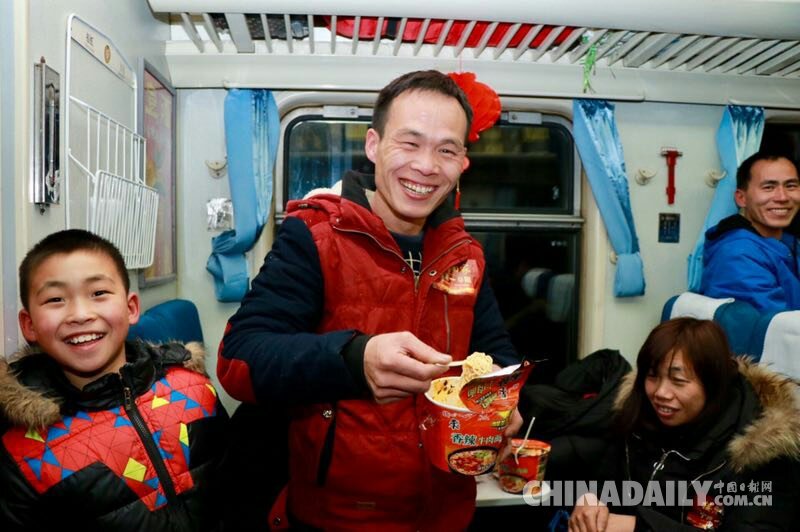 開往家鄉(xiāng)的專列：1200多名阜陽(yáng)農(nóng)民工免費(fèi)乘專列返鄉(xiāng)