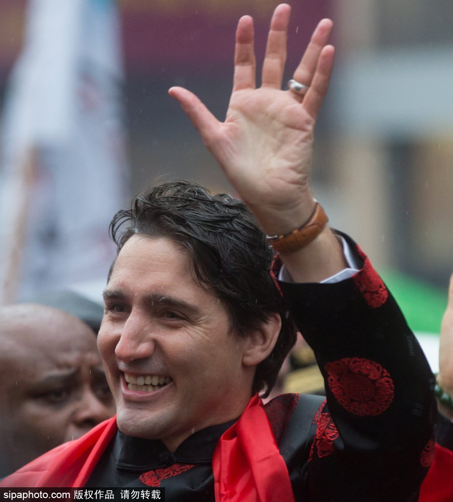 加拿大總理特魯多身著唐裝參加春節游行 撫摸舞獅頭激萌十足