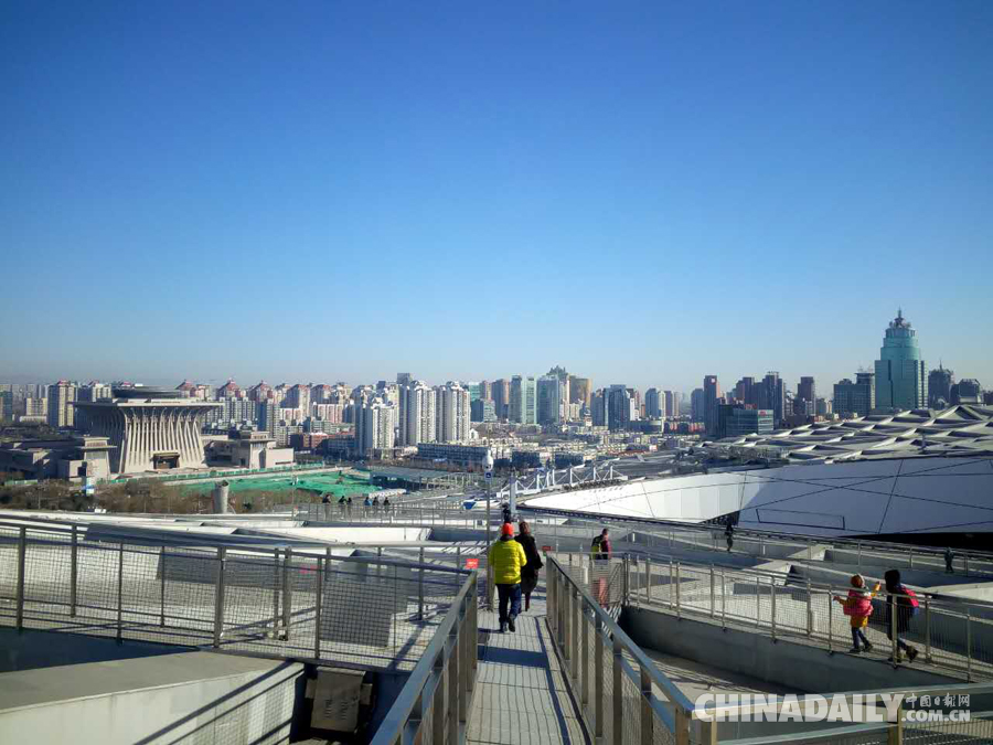 莫辜負(fù)晴空萬里 登鳥巢屋頂跑步