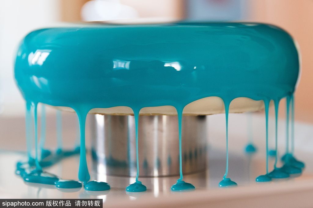 太完美！連強(qiáng)迫癥都被這個(gè)俄羅斯美女做的鏡面蛋糕治愈了