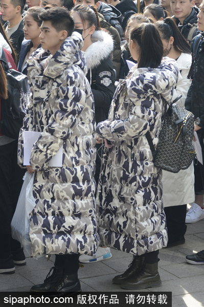 北影藝考復試現場帥哥美女如云 考生時尚裝備大PK如時裝走秀[組圖]