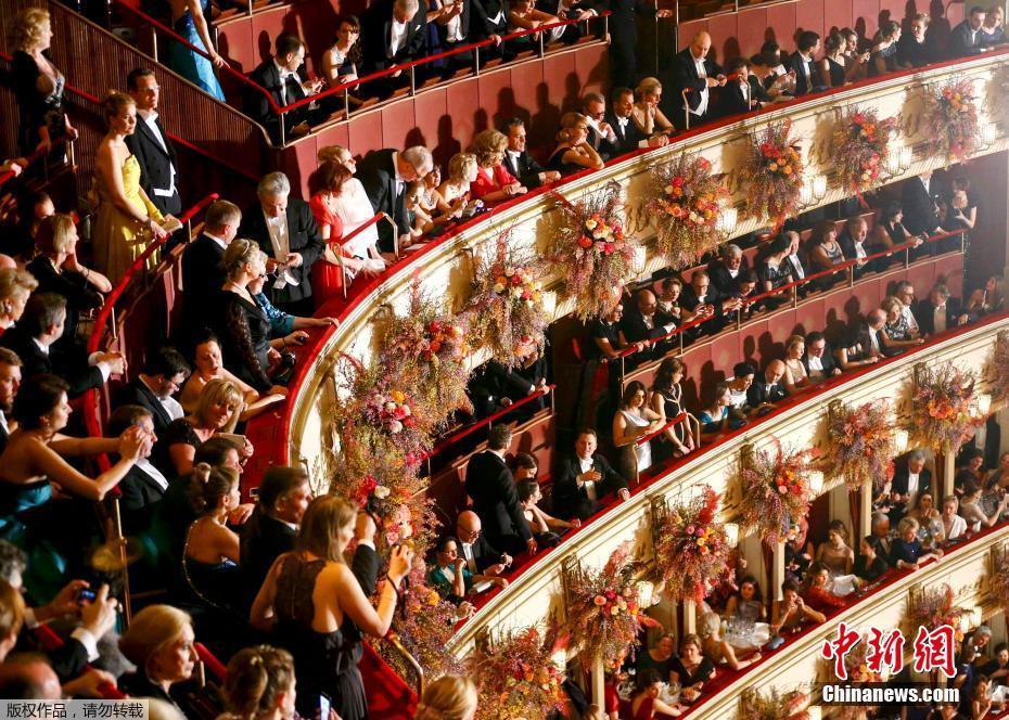 維也納歌劇院舉行年度舞會(huì) 場(chǎng)面盛大奢華