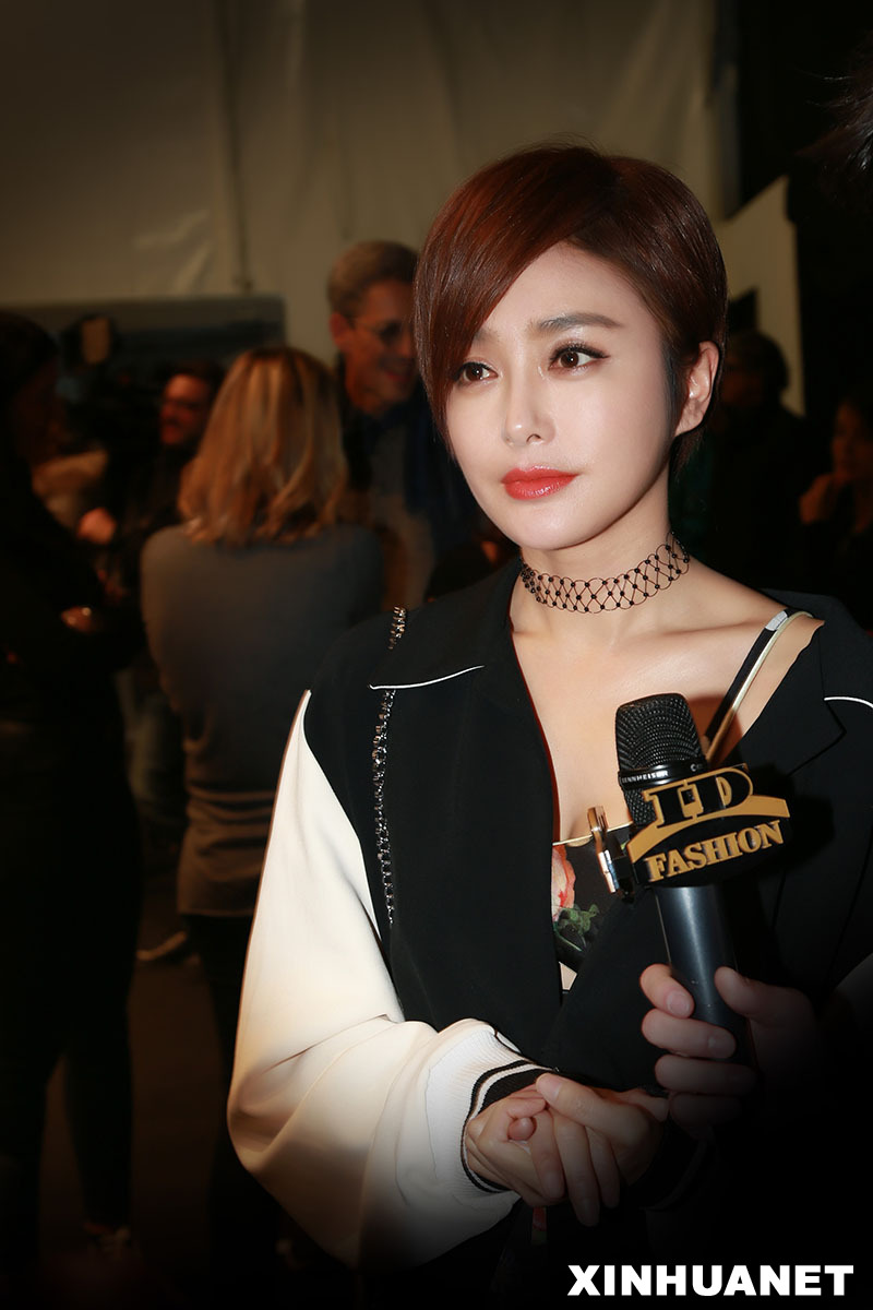 秦嵐現(xiàn)身米蘭時(shí)裝周 以酷帥短發(fā)造型出入秀場