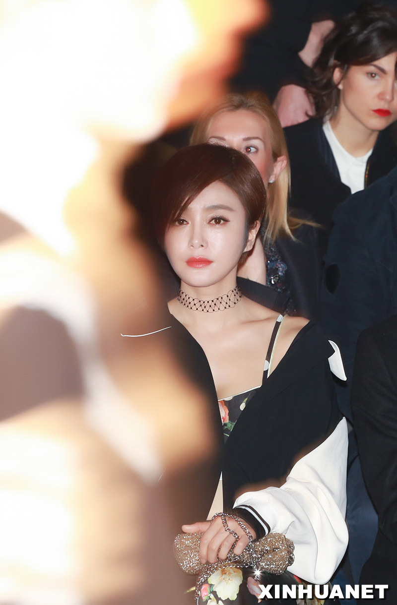 秦嵐現身米蘭時裝周 以酷帥短發造型出入秀場