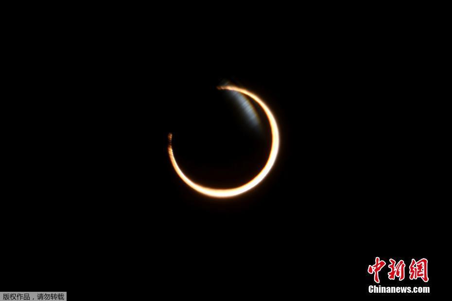 南半球現(xiàn)日食奇觀 高懸天宇似“魔戒”（組圖）