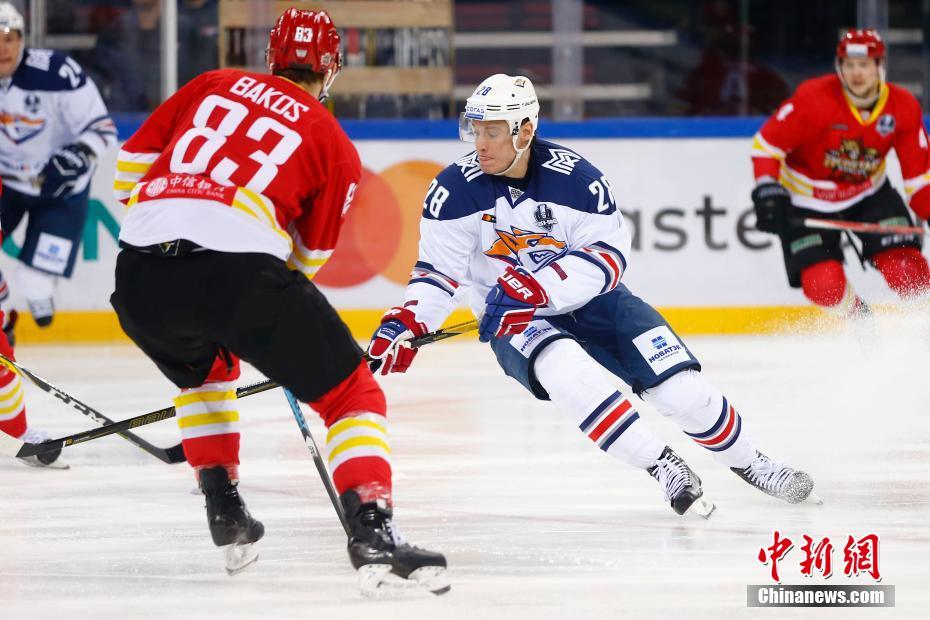 北京五棵松上演KHL冰球聯(lián)賽 英達現(xiàn)身觀賽（組圖）