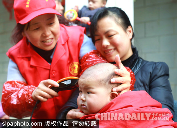 安徽合肥：二月二娃娃“剃龍頭”萌態百出（組圖）