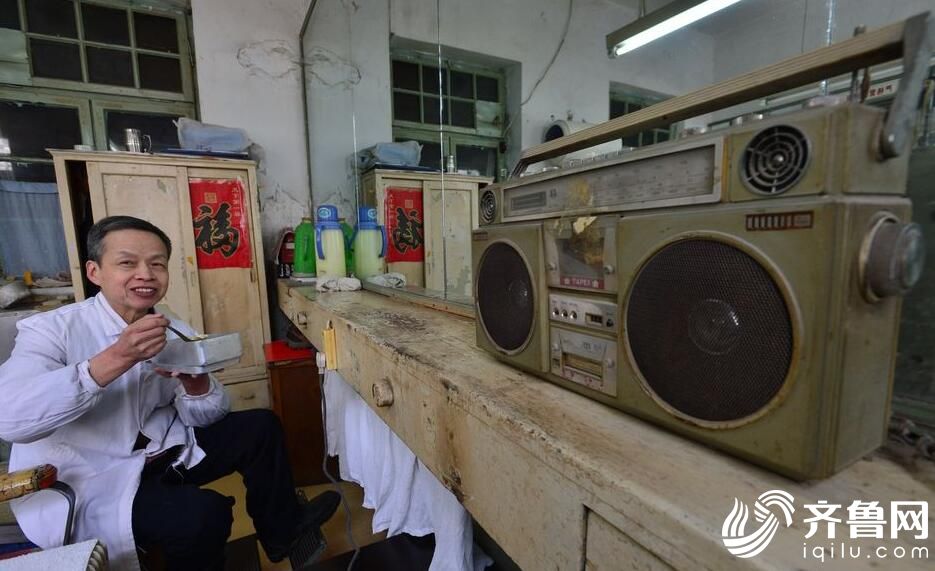 65歲老人堅守老理發店40余年（組圖）