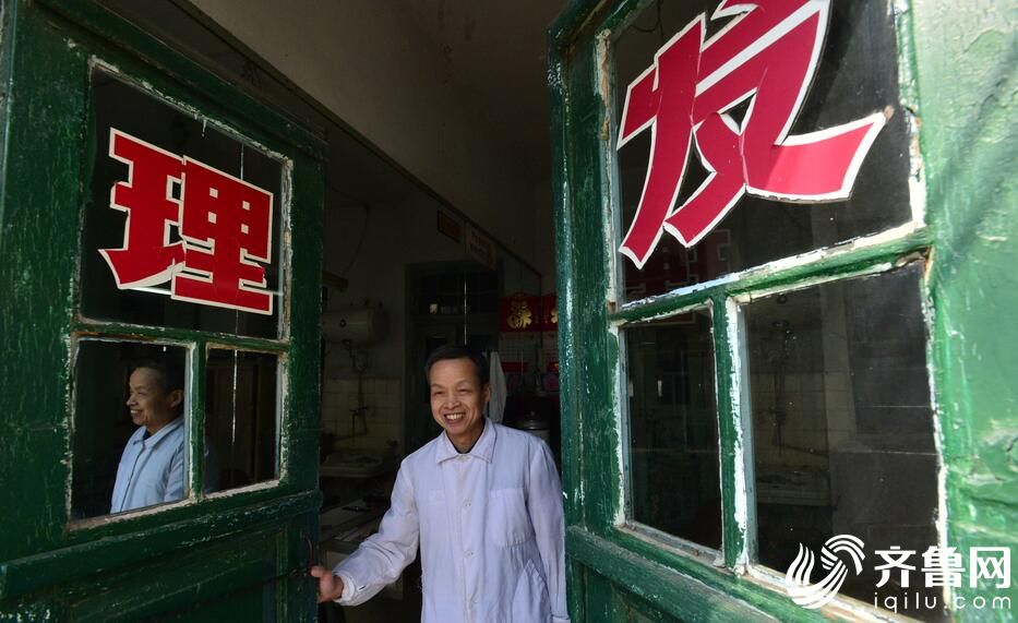 65歲老人堅守老理發(fā)店40余年（組圖）