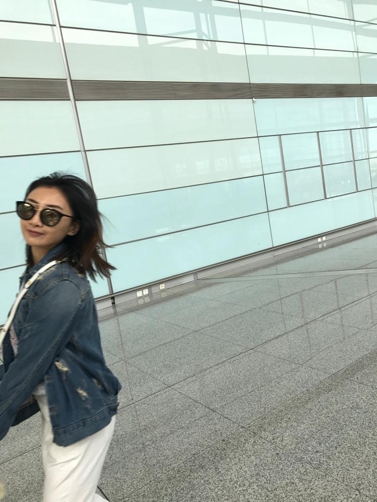 “蹦床公主”何雯娜曬潮范兒私照 網友：走路帶風！（圖）