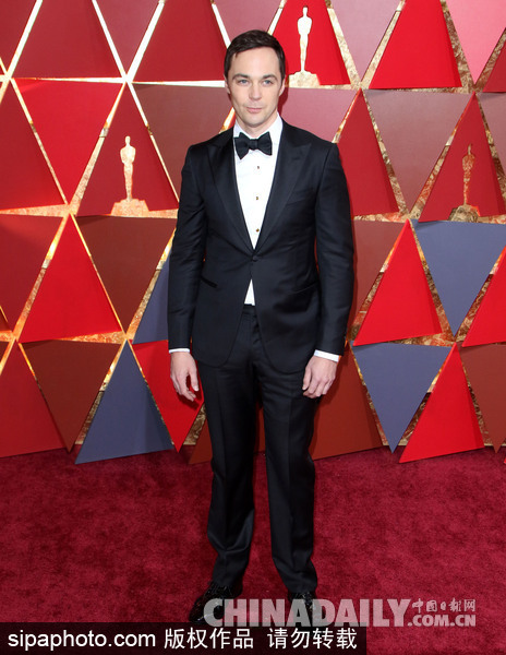 第89屆奧斯卡頒獎典禮紅毯：“謝耳朵”吉姆-帕森斯帥氣亮相
