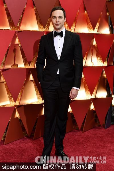 第89屆奧斯卡頒獎典禮紅毯：“謝耳朵”吉姆-帕森斯帥氣亮相