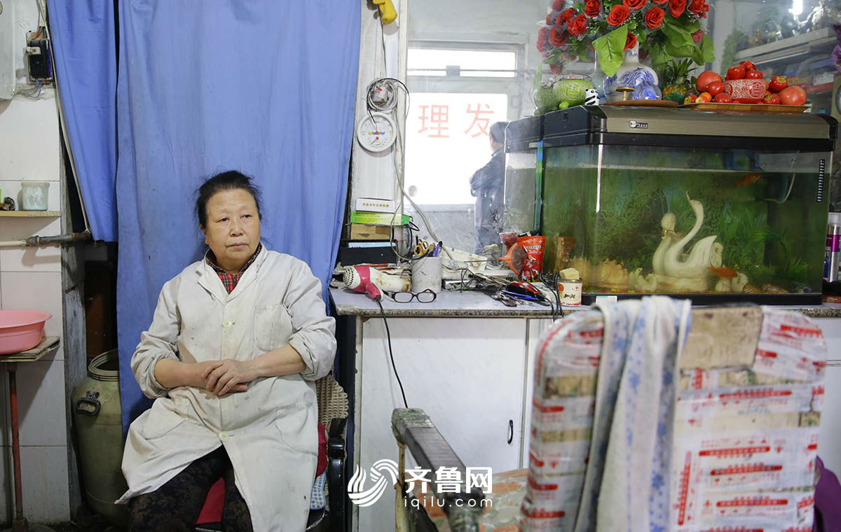 圖片故事：二月二“剃龍頭”：理發(fā)師堅(jiān)守傳統(tǒng)技藝43年[組圖]