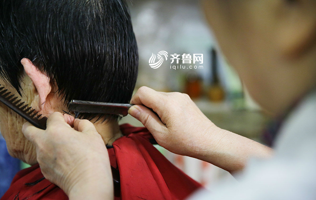 圖片故事：二月二“剃龍頭”：理發(fā)師堅(jiān)守傳統(tǒng)技藝43年[組圖]