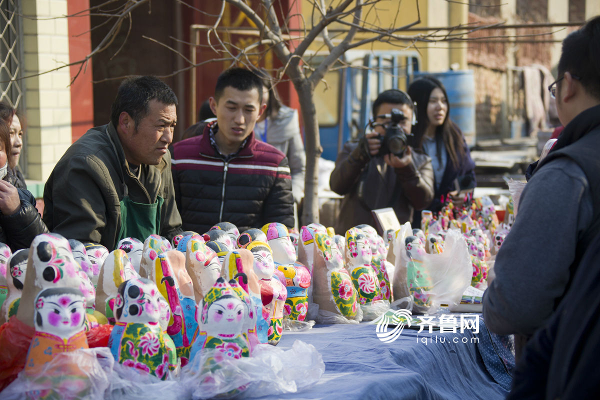 感受非遺文化 山東火把李廟會泥塑娃娃當主角[組圖]