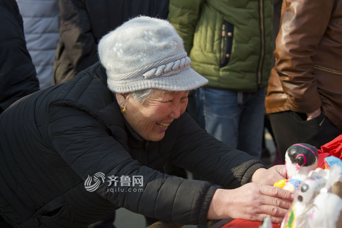 感受非遺文化 山東火把李廟會泥塑娃娃當(dāng)主角[組圖]