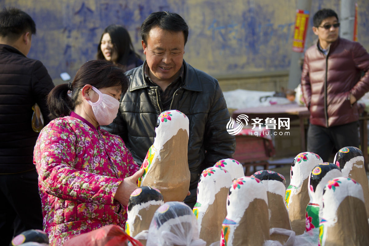 感受非遺文化 山東火把李廟會泥塑娃娃當(dāng)主角[組圖]