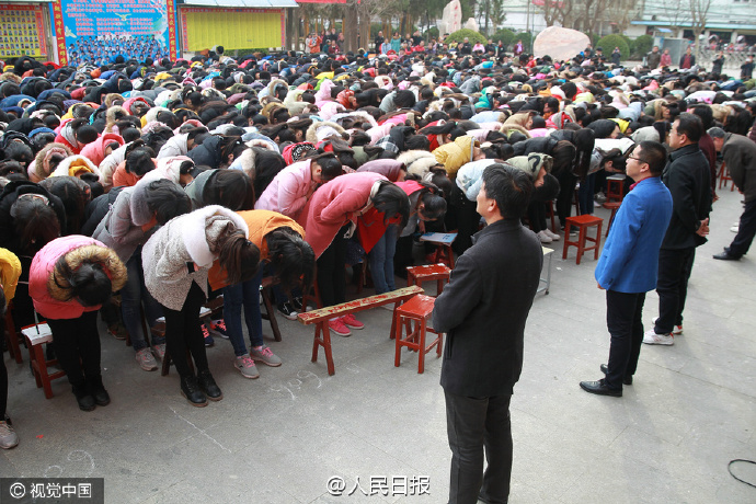 河南高考誓師大會 “我要上一本！我要上北大！”