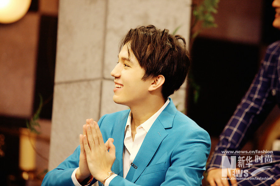 《歌手》迪瑪希玩百變造型 湖藍色西裝清雅出塵