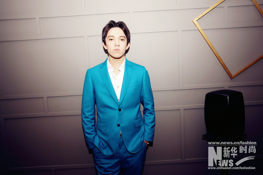 《歌手》迪瑪希玩百變造型 湖藍(lán)色西裝清雅出塵