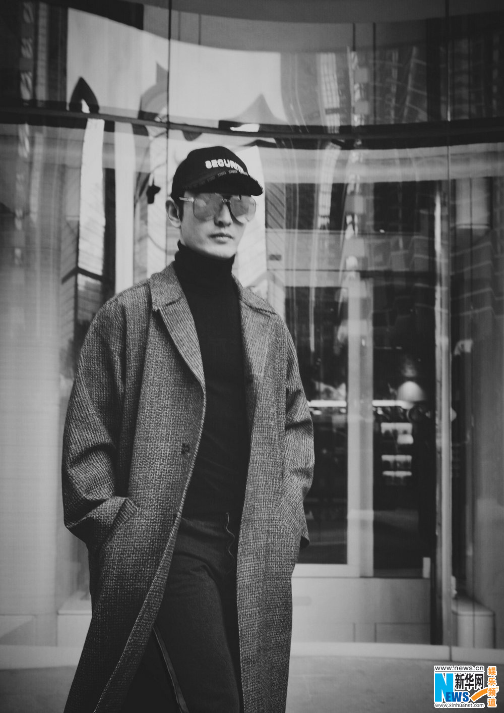 黃曉明格紋大衣引領復古時尚風