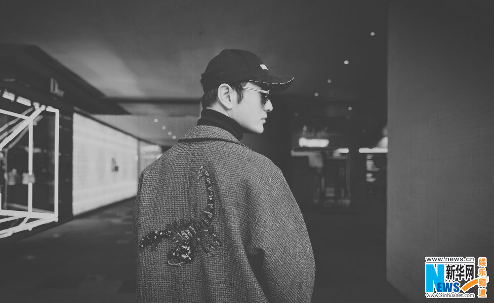 黃曉明格紋大衣引領復古時尚風