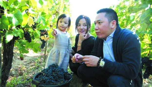 趙薇帶愛女搭地鐵 小四月蹲坐地上好呆萌