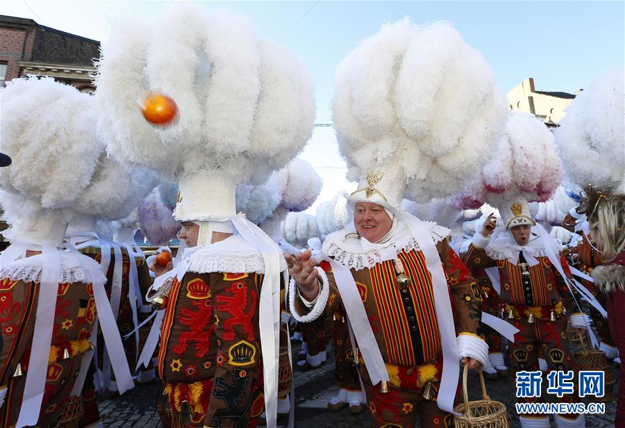 班什狂歡節(jié)“憨人”盛裝游行