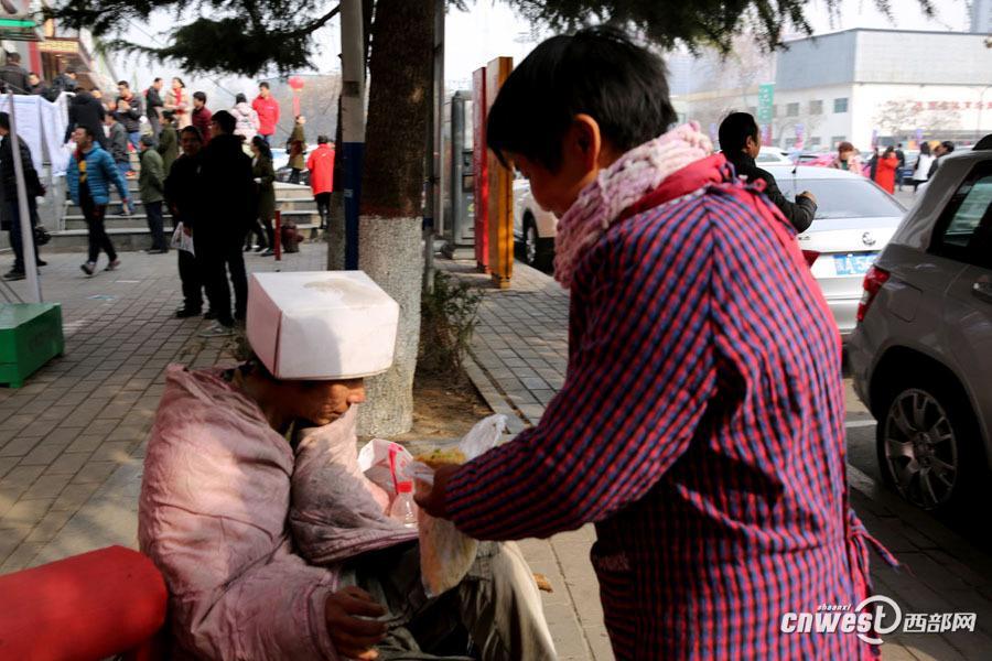 西安煎餅夫妻 9年堅(jiān)持為特殊群體提供免費(fèi)煎餅（組圖）