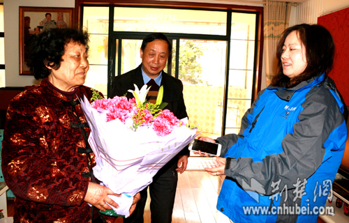 孝昌老兵不忘38年前戰(zhàn)友 相邀看望烈士的母親(圖)