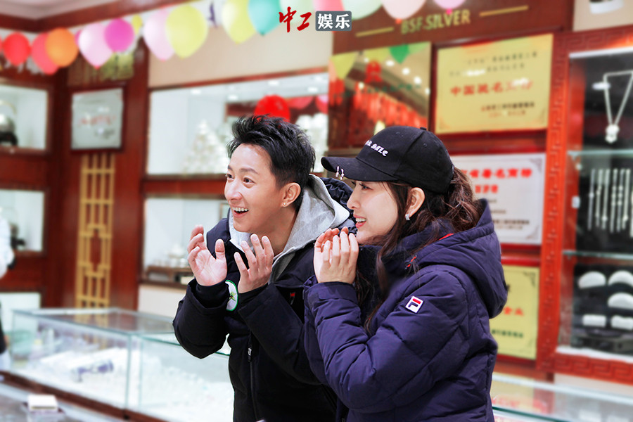 《二十四小時(shí)》“時(shí)空水手”麗江上演尋龍記 陳坤賣萌闖關(guān)