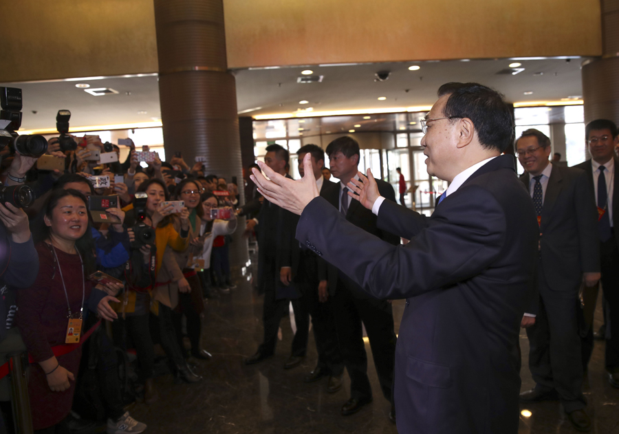 李克強看望經濟、農業界全國政協委員并參加聯組討論