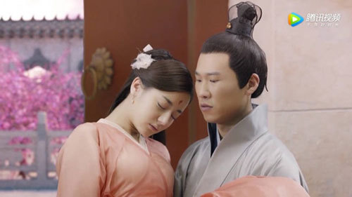 迪麗熱巴到底有多重？看完這4個男人抱她時的表情就知道！