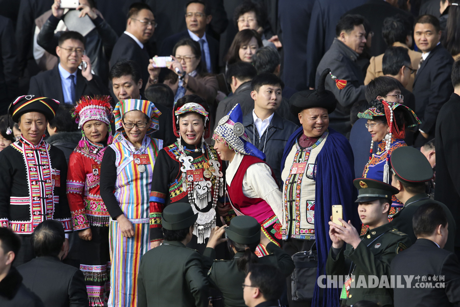 少數(shù)民族人大代表盛裝出席兩會(huì)