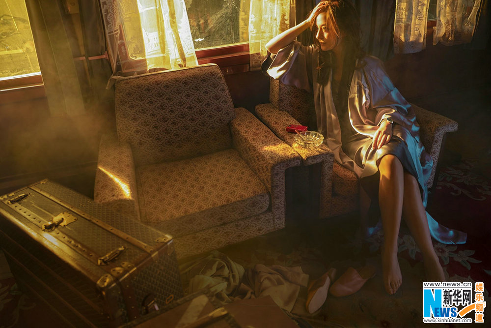 趙薇慵懶登封面 演繹“睡衣風(fēng)”新潮流