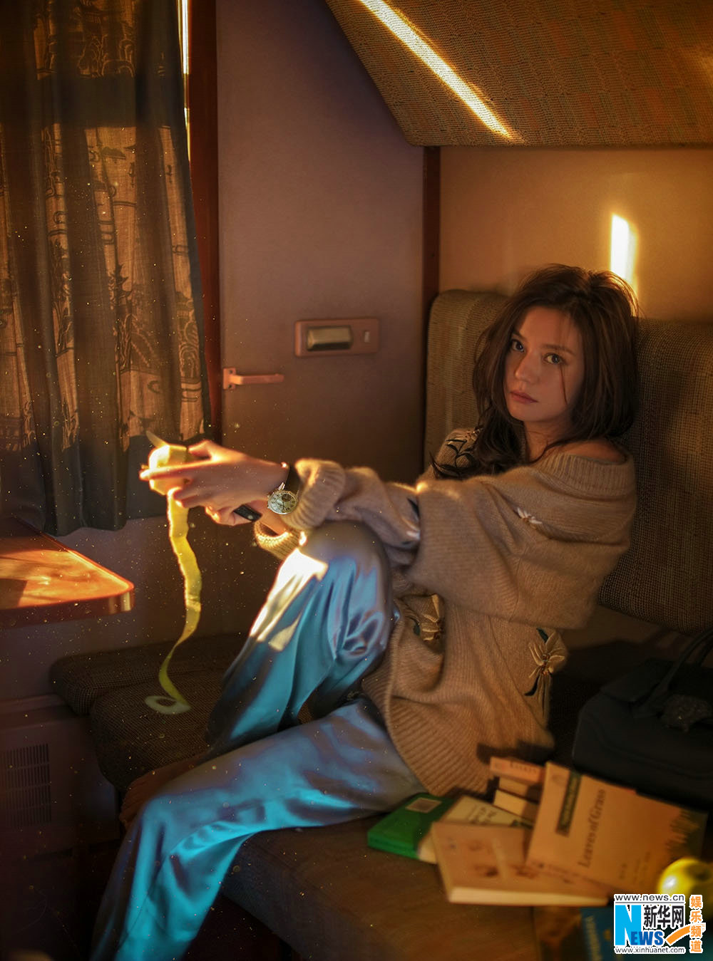 趙薇慵懶登封面 演繹“睡衣風”新潮流